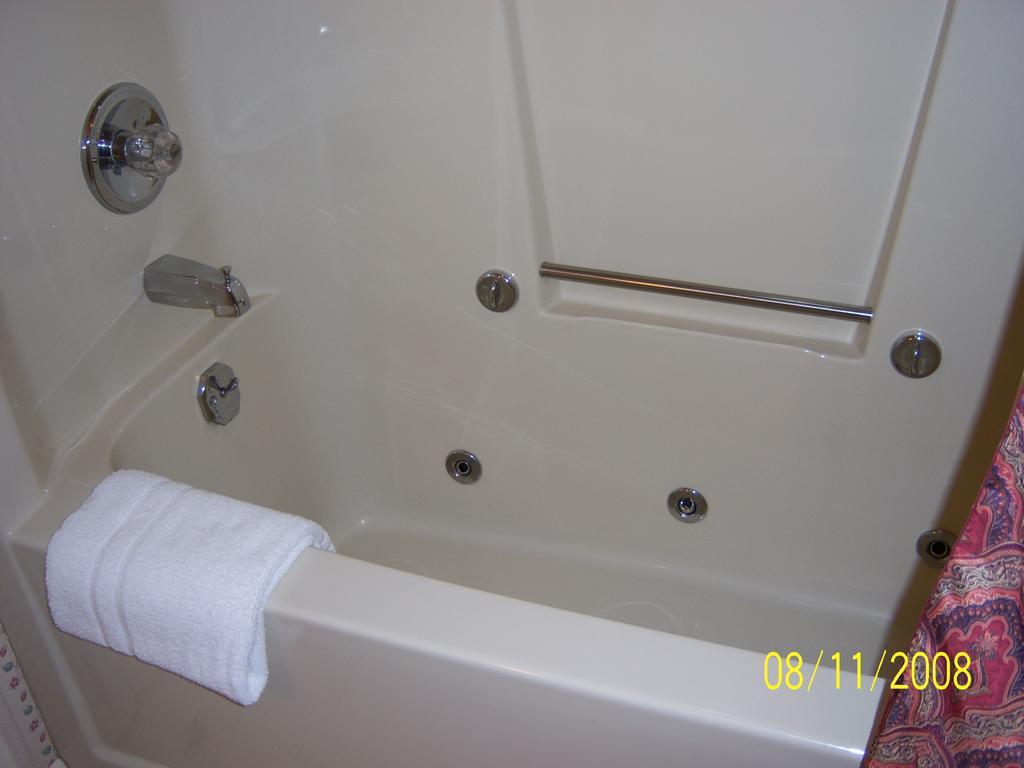 Travelers Inn Motel Eagle River Δωμάτιο φωτογραφία