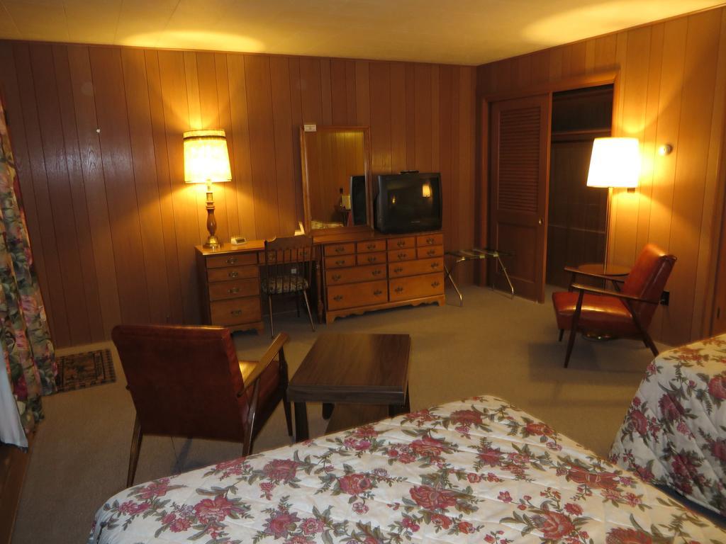 Travelers Inn Motel Eagle River Δωμάτιο φωτογραφία