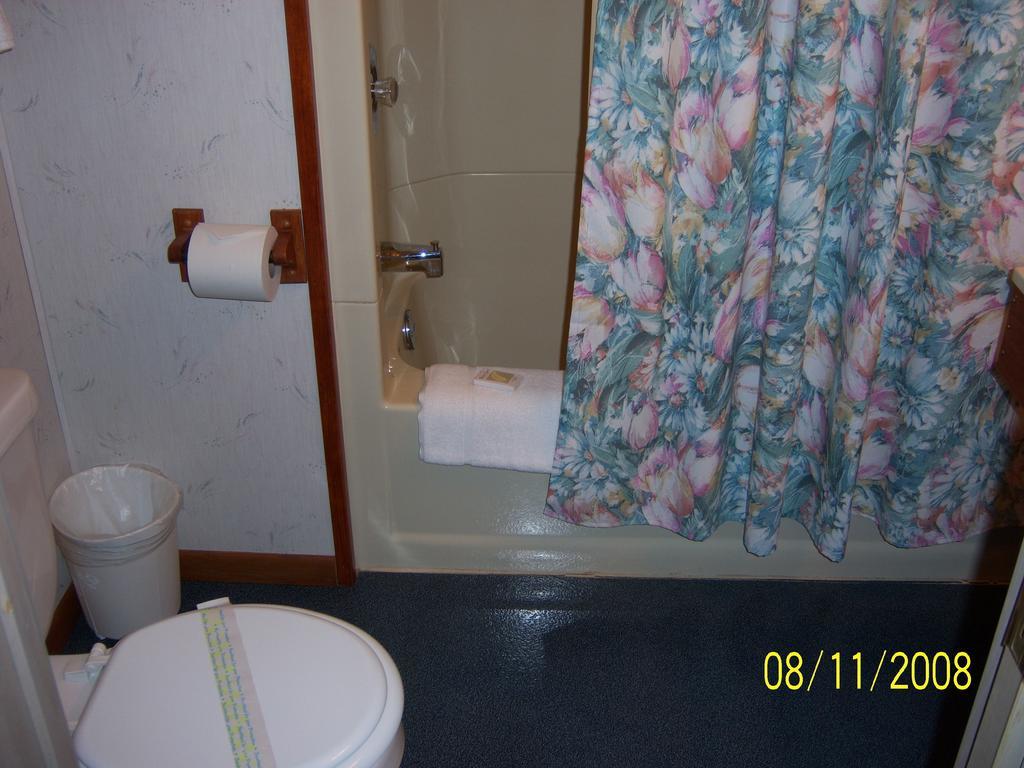 Travelers Inn Motel Eagle River Δωμάτιο φωτογραφία